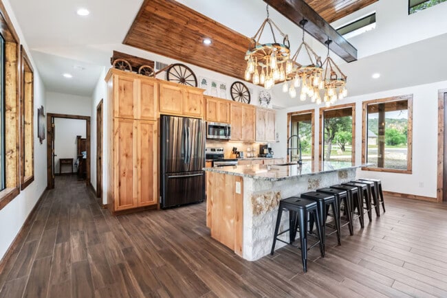 Building Photo - 1802 Mountain Vly Dr