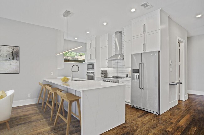 Building Photo - Modern Oak Lawn townhome with fenced yard ...