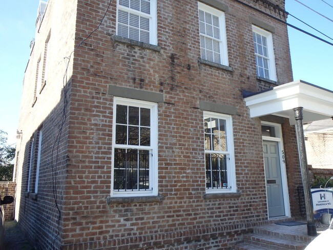 Foto del edificio - Move in Ready Duplex Close to Forsyth Park