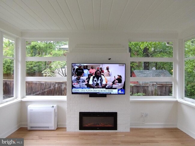 Building Photo - 1723 Oakcrest Dr