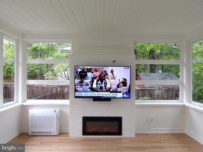 Foto del edificio - 1723 Oakcrest Dr