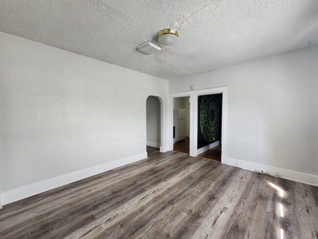 Foto del edificio - 415 E 1st Ave