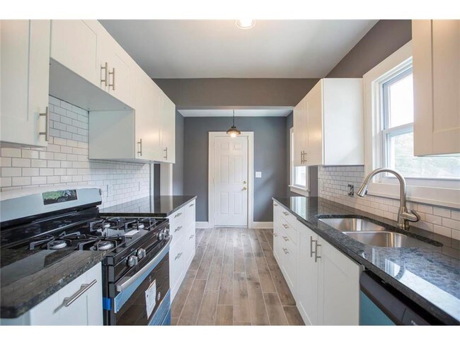 Foto del edificio - 5919 Kenwood Ave