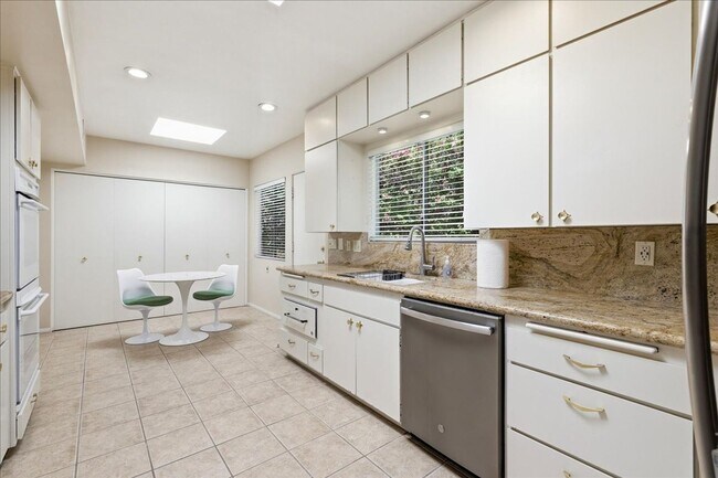 Building Photo - Retro/70's Spacious Condo!