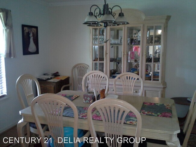 Building Photo - 3 br, 2 bath House - 211 North Ridge Dr.