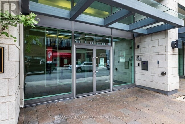 Building Photo - 238 Besserer St