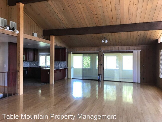 Foto del edificio - 5446 Royal Oaks Dr
