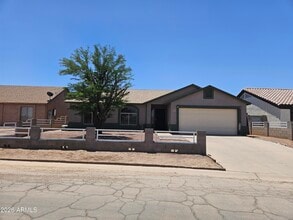 Building Photo - 9033 W Oneida Dr