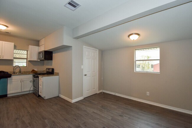 Foto del edificio - RECENTLY REMODELED 3 BEDROOM 2 BATH IN LA ...
