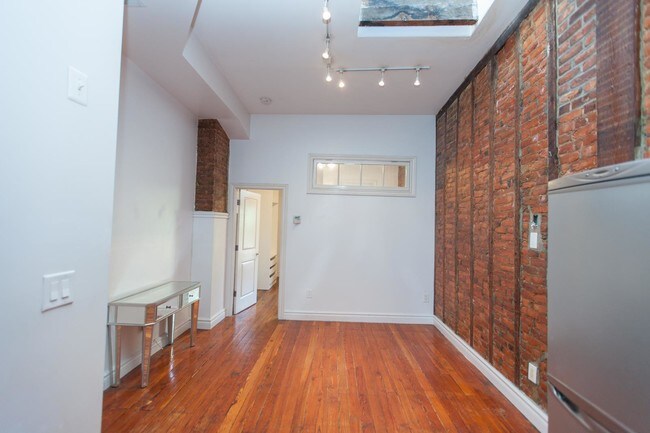 Building Photo - 204 Kent Street