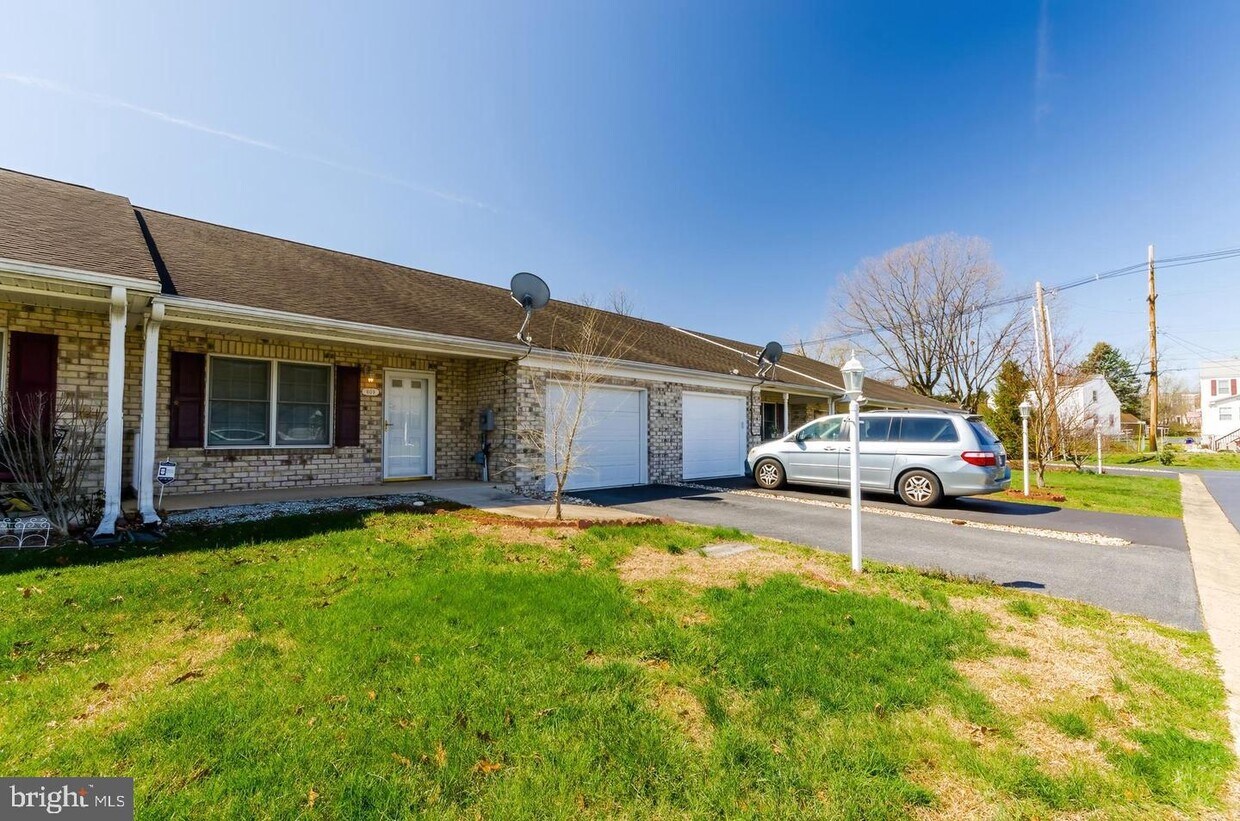 609 Palm Beach Dr, Hagerstown, MD 21740 Townhome Rentals in