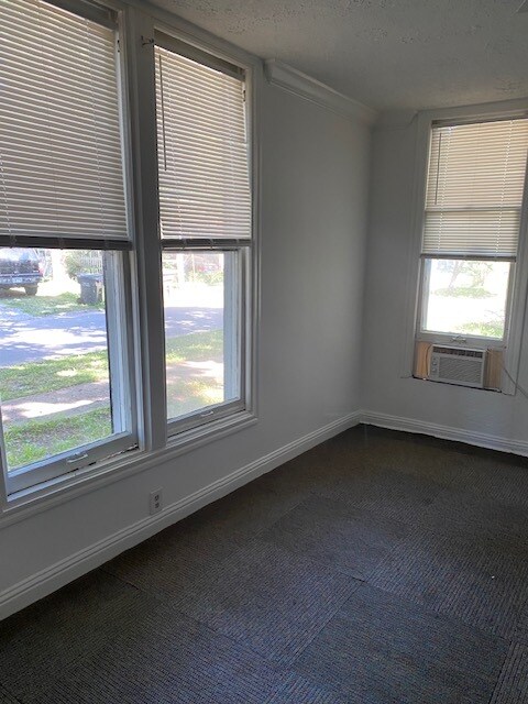 Building Photo - 926 W Oak Ave
