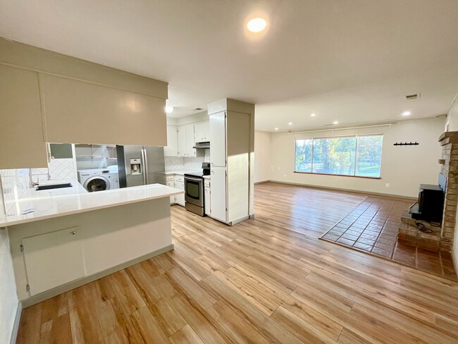 Foto del edificio - 9733 Hidden Ln