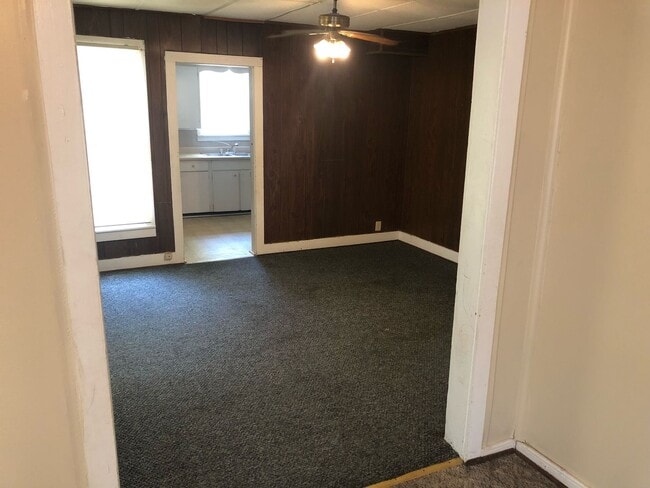 Building Photo - $875 - 2 bed 1 bath - Single Family Home
