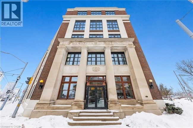 Photo du bâtiment - 404 King St W