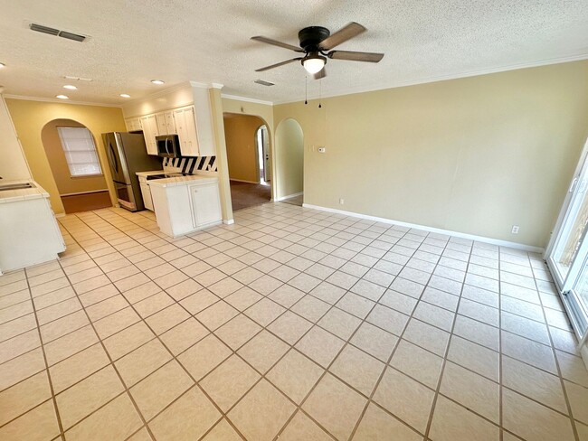 Building Photo - AVAILABLE NOW!