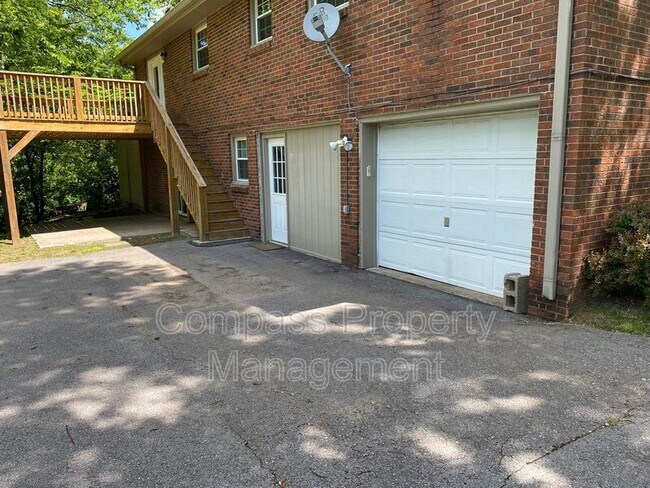 Building Photo - 251 NW Clearview Dr