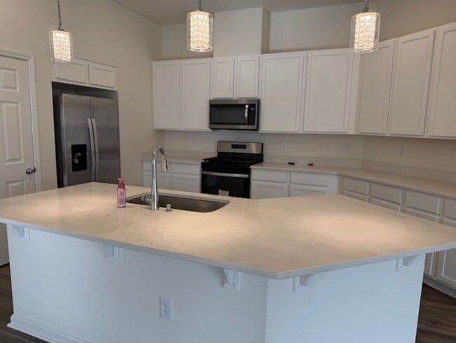 Building Photo - Like New 4/2 Lake Asbury