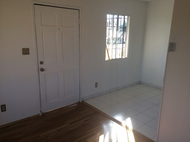 living room breakfast nook - 1151 Sunvue Pl