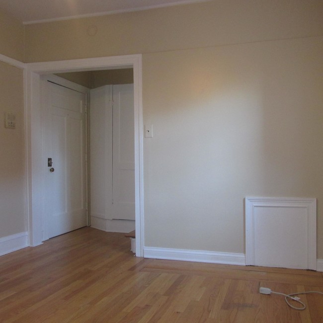 Building Photo - bedroom in Oak Park IL 60304