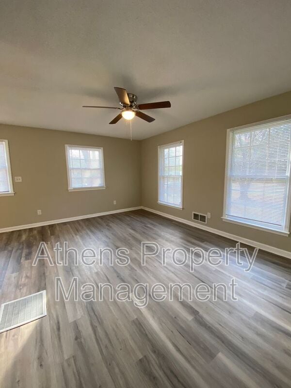 Building Photo - 117 Jockey Club Dr