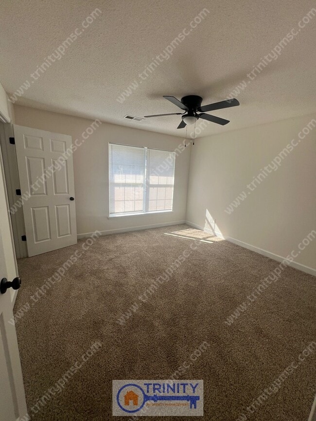 Foto del edificio - 3 Bedroom Duplex!