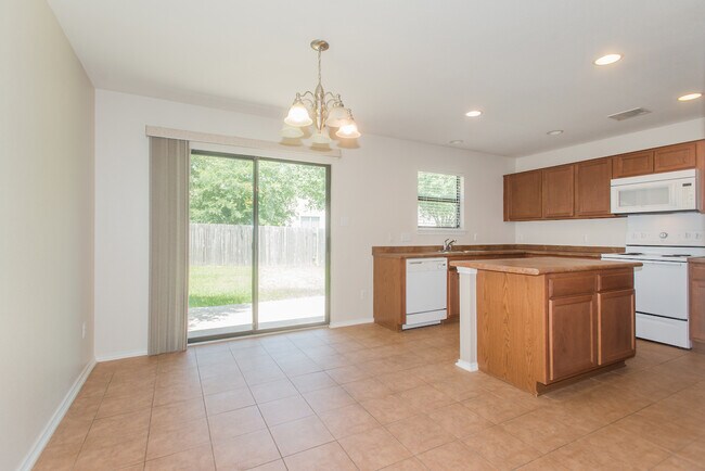 Building Photo - Close to Community Amenities!  Well mainta...