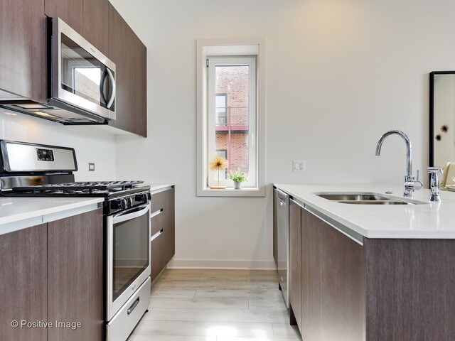 Foto del edificio - 6535 W Dickens Ave