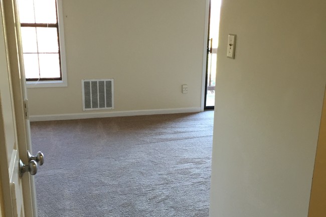 Building Photo - 800 Thomas Ct