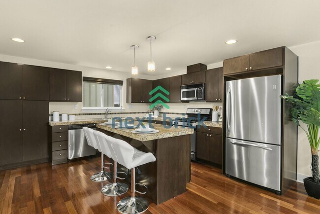 Foto del edificio - 2 BED 2 BATH TOWNHOME FOR RENT