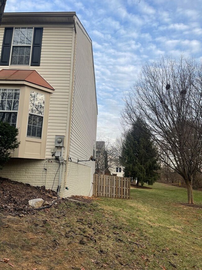 Building Photo - END UNIT TOWNHOUSE CLOSE TO WESTVIEW, 270 ...