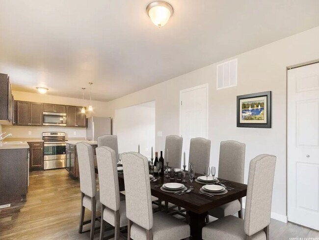 Foto del edificio - Large Colonial for Lease with Kalamazoo Pr...