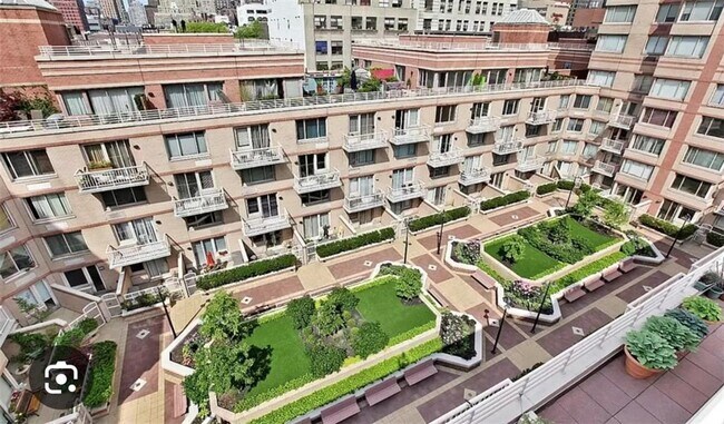 Foto del edificio - 350 W 50th St