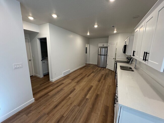 Foto del edificio - Recently Finished Basement! 3 bed 2 bath - in unit laundry!