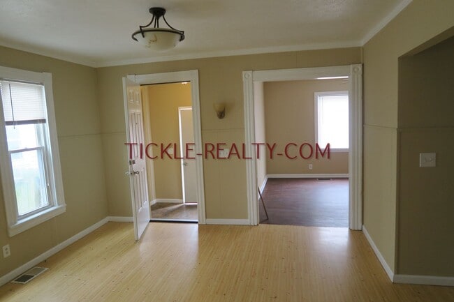 Building Photo - 2 Bedroom House with Walk In Closet / Offi...