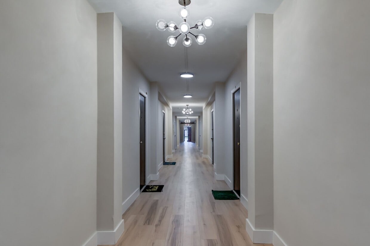 Building Photo - Updated Two Bed Two Bath Apt in Dogtown!