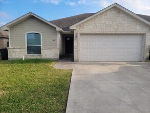 Building Photo - 3027-3029 Lodgepole Ln