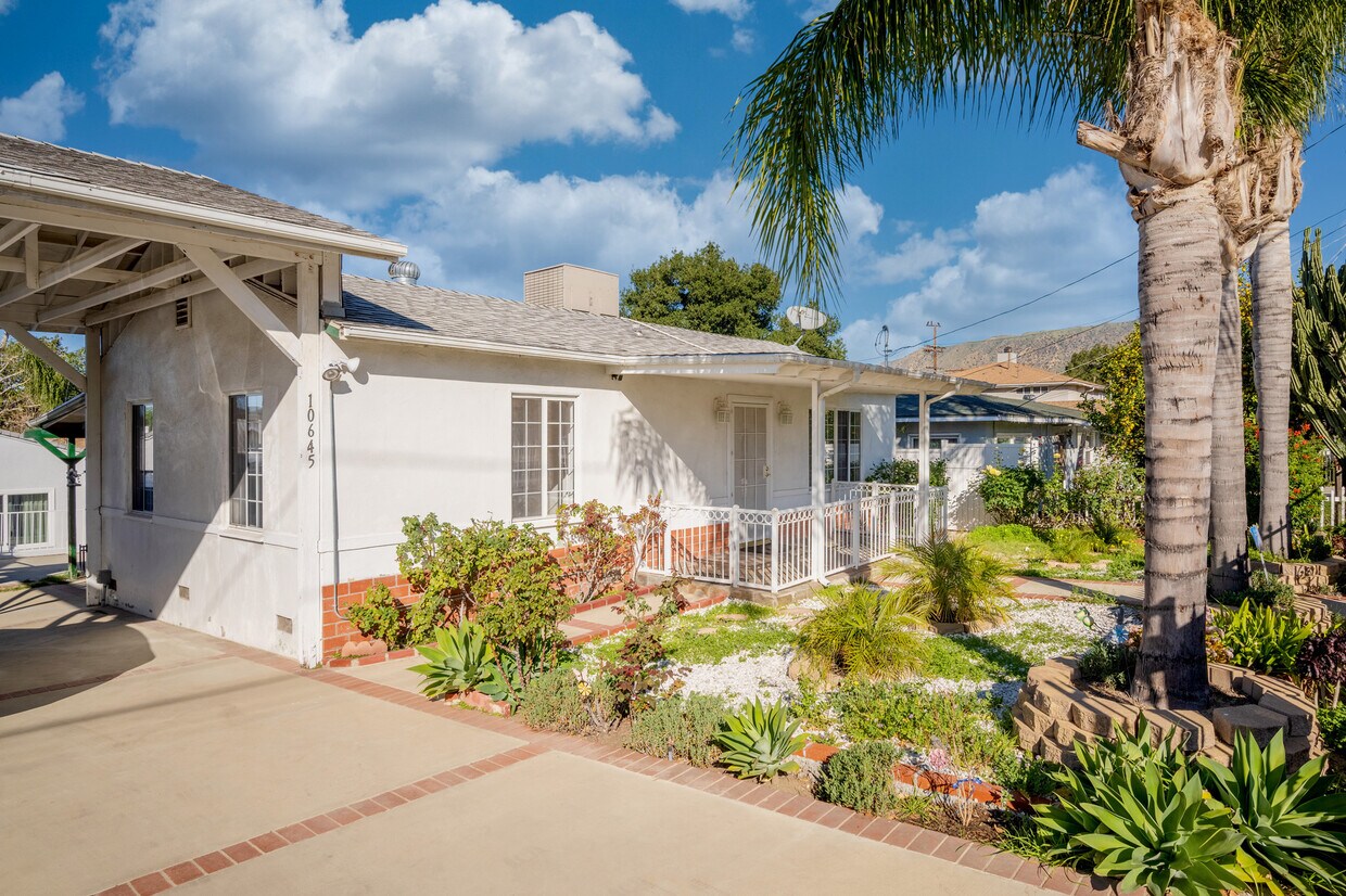 Foto principal - 10645 Mather Ave