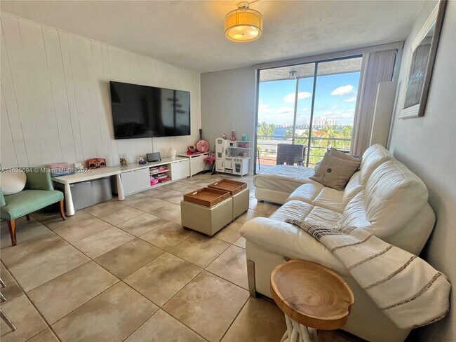 Foto del edificio - 2935 NE 163rd St