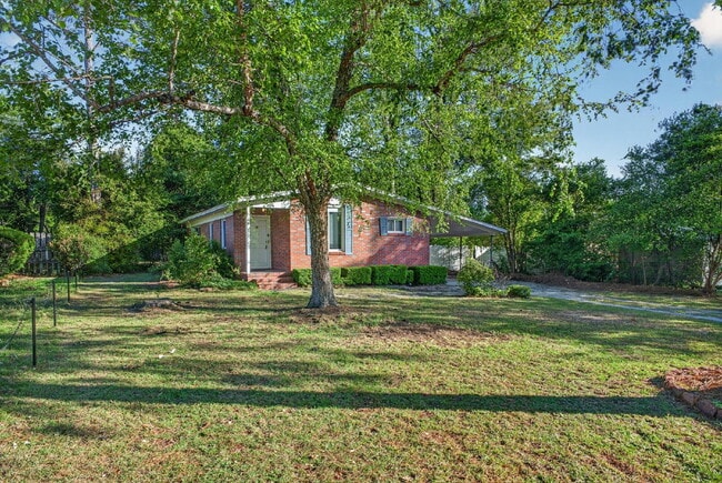 Building Photo - Brick Home AVAILABLE NOW