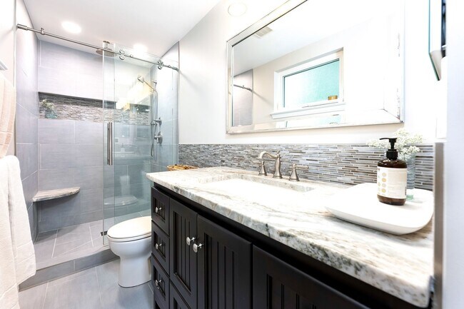 Building Photo - Gorgeous and bright 4BR/2.5 Baths, Beautif...