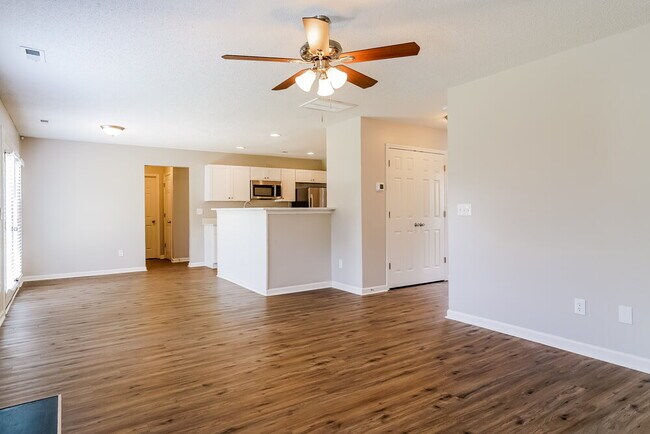 Foto del edificio - 5008 Marathon Ln
