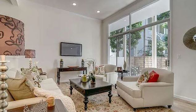 Building Photo - 342 N Clybourn Ave