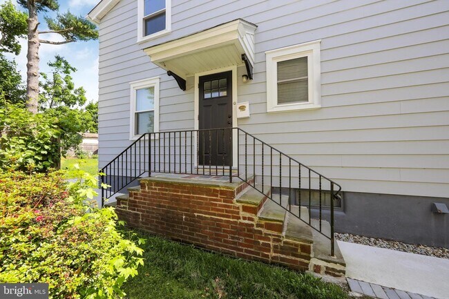 Building Photo - 134 Windsor Ave