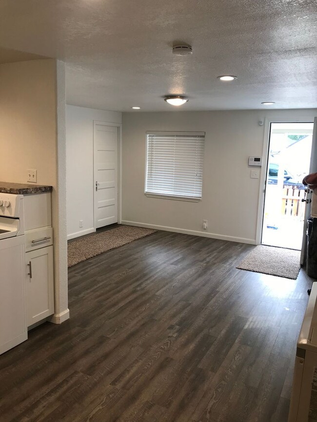 Building Photo - Modern and Updated 1 Bedroom 1 Bath Home w...