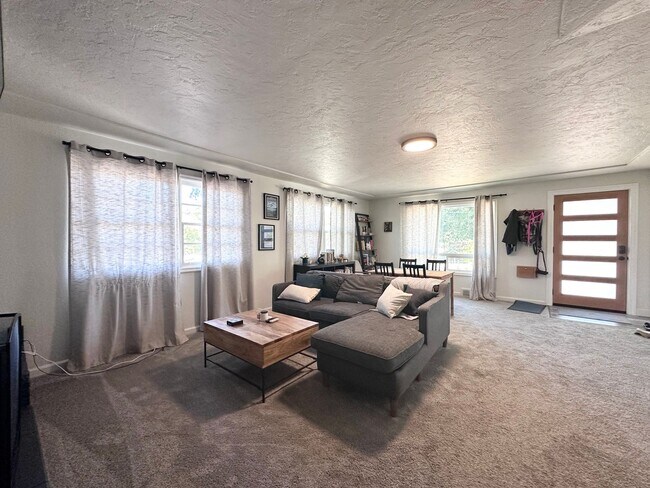 Building Photo - 3 Bed 1 Bath Big lot Home in St. Johns Nei...
