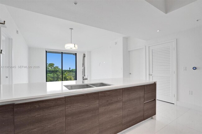 Building Photo - 301 Altara Ave