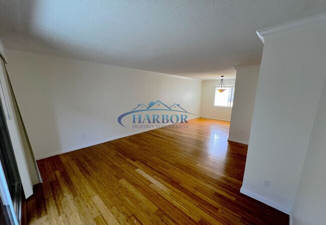 Foto del edificio - 3-Bed Townhome | EV Charger, New Appliance...