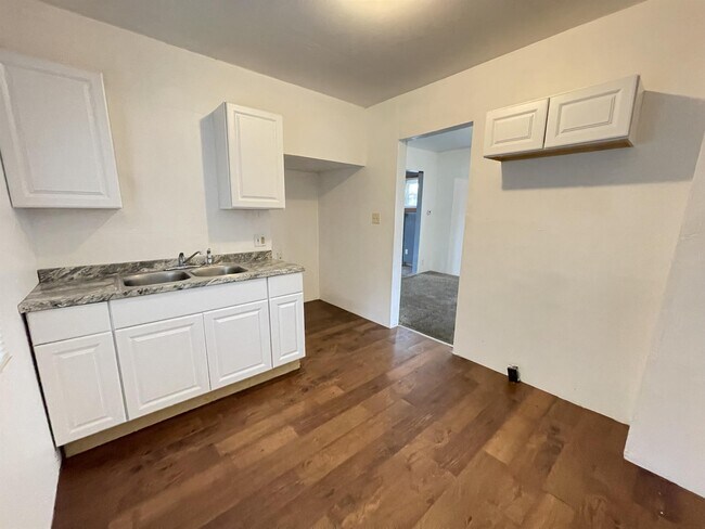 Building Photo - 576 Inman St