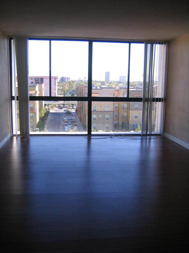 Foto del edificio - 2 BED, 2 BATH, HIGH RISE UNIT NEAR UNLV!!